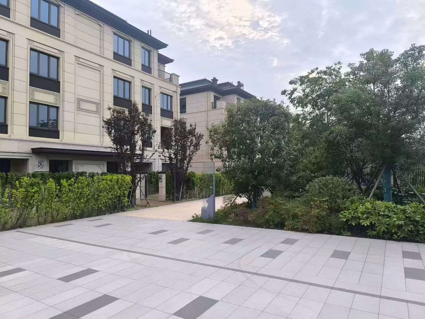 淮南 芝麻白与芝麻白搭配铺装，尺寸1200*600