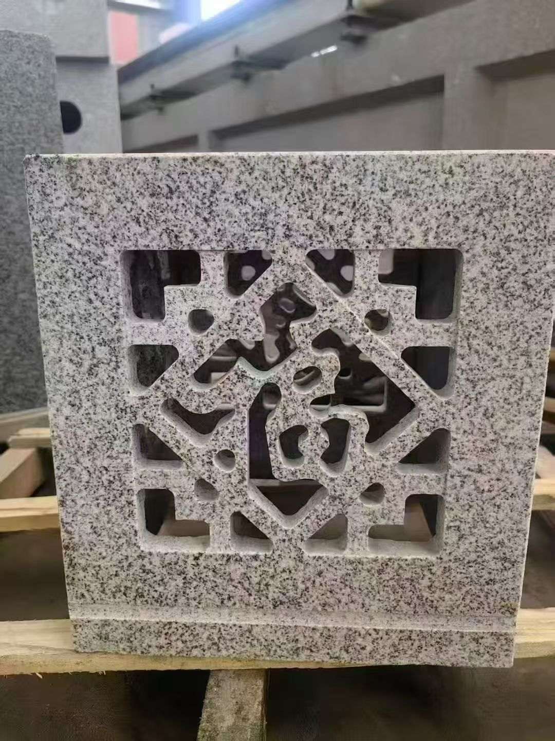 淮南 芝麻白花岗岩镂空雕花灯笼